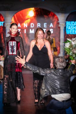 Macaristan Budapeşte. 21 Eylül 2023: Budapeşte Moda Haftası. Andrea Zimits Koleksiyonu. Cesurca ve çok seçkin bir moda tasarımı..