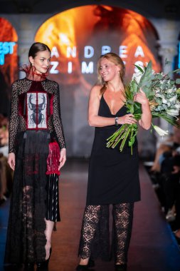 Macaristan Budapeşte. 21 Eylül 2023: Budapeşte Moda Haftası. Andrea Zimits Koleksiyonu. Cesurca ve çok seçkin bir moda tasarımı..