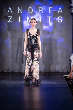 Macaristan Budapeşte. 21 Eylül 2023: Budapeşte Moda Haftası. Andrea Zimits Koleksiyonu. Cesurca ve çok seçkin bir moda tasarımı..