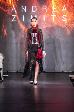 Macaristan Budapeşte. 21 Eylül 2023: Budapeşte Moda Haftası. Andrea Zimits Koleksiyonu. Cesurca ve çok seçkin bir moda tasarımı..