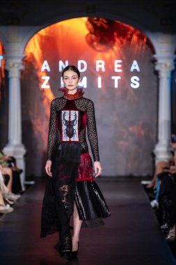 Macaristan Budapeşte. 21 Eylül 2023: Budapeşte Moda Haftası. Andrea Zimits Koleksiyonu. Cesurca ve çok seçkin bir moda tasarımı..