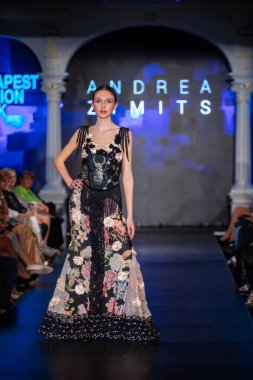 Macaristan Budapeşte. 21 Eylül 2023: Budapeşte Moda Haftası. Andrea Zimits Koleksiyonu. Cesurca ve çok seçkin bir moda tasarımı..