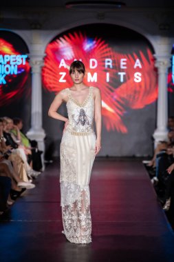 Macaristan Budapeşte. 21 Eylül 2023: Budapeşte Moda Haftası. Andrea Zimits Koleksiyonu. Cesurca ve çok seçkin bir moda tasarımı..