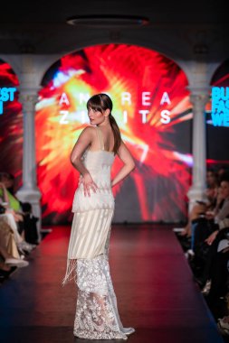 Macaristan Budapeşte. 21 Eylül 2023: Budapeşte Moda Haftası. Andrea Zimits Koleksiyonu. Cesurca ve çok seçkin bir moda tasarımı..