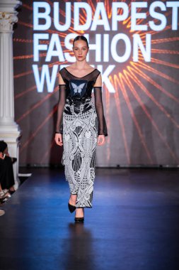 Macaristan Budapeşte. 21 Eylül 2023: Budapeşte Moda Haftası. Andrea Zimits Koleksiyonu. Cesurca ve çok seçkin bir moda tasarımı..