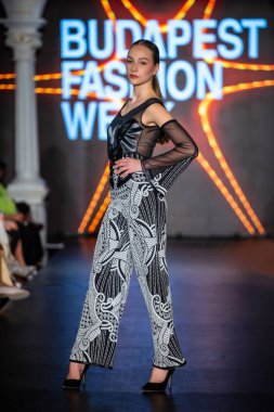 Macaristan Budapeşte. 21 Eylül 2023: Budapeşte Moda Haftası. Andrea Zimits Koleksiyonu. Cesurca ve çok seçkin bir moda tasarımı..