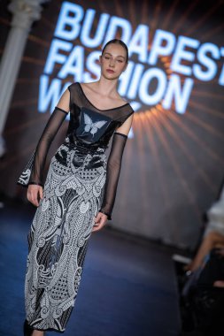 Macaristan Budapeşte. 21 Eylül 2023: Budapeşte Moda Haftası. Andrea Zimits Koleksiyonu. Cesurca ve çok seçkin bir moda tasarımı..