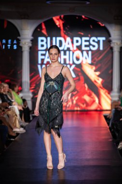 Macaristan Budapeşte. 21 Eylül 2023: Budapeşte Moda Haftası. Andrea Zimits Koleksiyonu. Cesurca ve çok seçkin bir moda tasarımı..