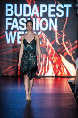 Macaristan Budapeşte. 21 Eylül 2023: Budapeşte Moda Haftası. Andrea Zimits Koleksiyonu. Cesurca ve çok seçkin bir moda tasarımı..