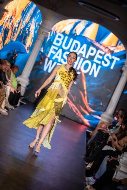 Macaristan Budapeşte. 21 Eylül 2023: Budapeşte Moda Haftası. Andrea Zimits Koleksiyonu. Cesurca ve çok seçkin bir moda tasarımı..