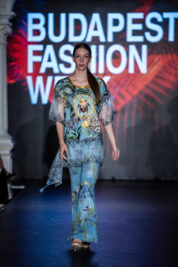 Macaristan Budapeşte. 21 Eylül 2023: Budapeşte Moda Haftası. Andrea Zimits Koleksiyonu. Cesurca ve çok seçkin bir moda tasarımı..
