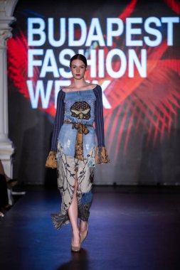 Macaristan Budapeşte. 21 Eylül 2023: Budapeşte Moda Haftası. Andrea Zimits Koleksiyonu. Cesurca ve çok seçkin bir moda tasarımı..