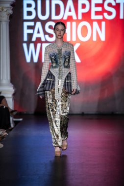 Macaristan Budapeşte. 21 Eylül 2023: Budapeşte Moda Haftası. Andrea Zimits Koleksiyonu. Cesurca ve çok seçkin bir moda tasarımı..