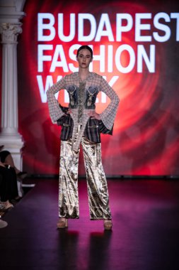 Macaristan Budapeşte. 21 Eylül 2023: Budapeşte Moda Haftası. Andrea Zimits Koleksiyonu. Cesurca ve çok seçkin bir moda tasarımı..