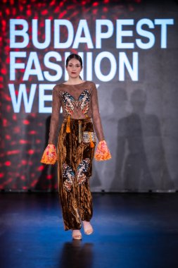 Macaristan Budapeşte. 21 Eylül 2023: Budapeşte Moda Haftası. Andrea Zimits Koleksiyonu. Cesurca ve çok seçkin bir moda tasarımı..