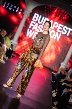 Macaristan Budapeşte. 21 Eylül 2023: Budapeşte Moda Haftası. Andrea Zimits Koleksiyonu. Cesurca ve çok seçkin bir moda tasarımı..