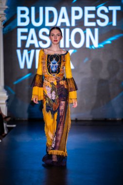 Macaristan Budapeşte. 21 Eylül 2023: Budapeşte Moda Haftası. Andrea Zimits Koleksiyonu. Cesurca ve çok seçkin bir moda tasarımı..