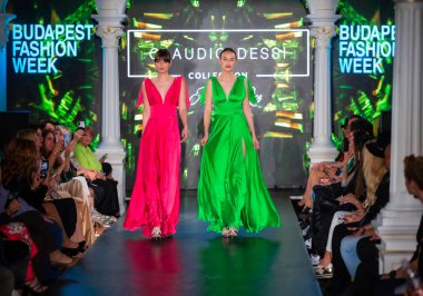 Macaristan Budapeşte. 21 Eylül 2024: Budapeşte Moda Haftası. Claudio Dessi Koleksiyonu. Cesurca ve çok seçkin bir moda tasarımı..