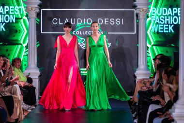 Macaristan Budapeşte. 21 Eylül 2024: Budapeşte Moda Haftası. Claudio Dessi Koleksiyonu. Cesurca ve çok seçkin bir moda tasarımı..
