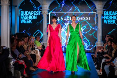 Macaristan Budapeşte. 21 Eylül 2024: Budapeşte Moda Haftası. Claudio Dessi Koleksiyonu. Cesurca ve çok seçkin bir moda tasarımı..
