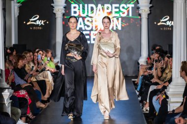 Macaristan Budapeşte. 21 Eylül 2024: Budapeşte Moda Haftası. Claudio Dessi Koleksiyonu. Cesurca ve çok seçkin bir moda tasarımı..