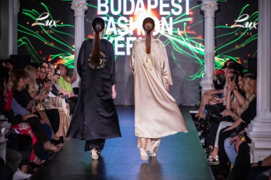 Macaristan Budapeşte. 21 Eylül 2024: Budapeşte Moda Haftası. Claudio Dessi Koleksiyonu. Cesurca ve çok seçkin bir moda tasarımı..