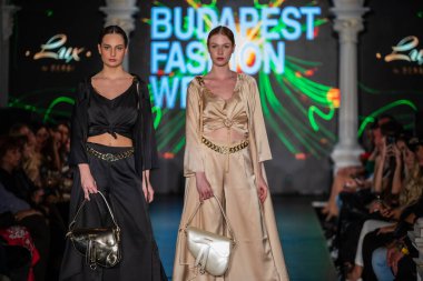 Macaristan Budapeşte. 21 Eylül 2024: Budapeşte Moda Haftası. Claudio Dessi Koleksiyonu. Cesurca ve çok seçkin bir moda tasarımı..
