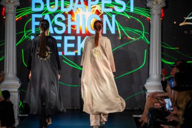Macaristan Budapeşte. 21 Eylül 2024: Budapeşte Moda Haftası. Claudio Dessi Koleksiyonu. Cesurca ve çok seçkin bir moda tasarımı..