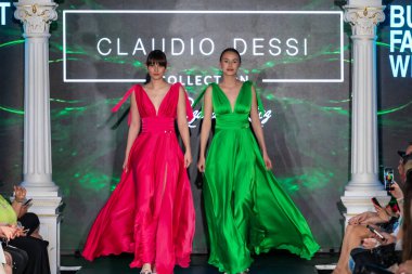 Macaristan Budapeşte. 21 Eylül 2024: Budapeşte Moda Haftası. Claudio Dessi Koleksiyonu. Cesurca ve çok seçkin bir moda tasarımı..