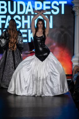 Macaristan Budapeşte. 21 Eylül 2024: Budapeşte Moda Haftası. Ekatherina Chepak Koleksiyonu. Cesurca ve çok seçkin bir moda tasarımı..