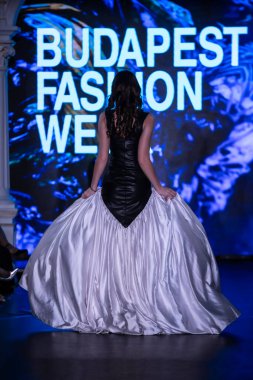 Macaristan Budapeşte. 21 Eylül 2024: Budapeşte Moda Haftası. Ekatherina Chepak Koleksiyonu. Cesurca ve çok seçkin bir moda tasarımı..