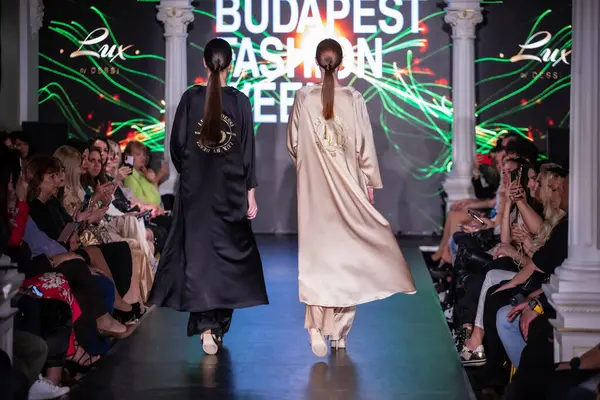 Macaristan Budapeşte. 21 Eylül 2024: Budapeşte Moda Haftası. Claudio Dessi Koleksiyonu. Cesurca ve çok seçkin bir moda tasarımı..