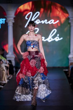 Macaristan Budapeşte. 21 Eylül 2024: Budapeşte Moda Haftası. Bayan Ilona Szabo Koleksiyonu. Cesurca ve çok seçkin bir moda tasarımı..