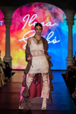 Macaristan Budapeşte. 21 Eylül 2024: Budapeşte Moda Haftası. Bayan Ilona Szabo Koleksiyonu. Cesurca ve çok seçkin bir moda tasarımı..