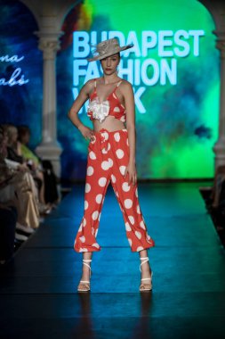 Macaristan Budapeşte. 21 Eylül 2024: Budapeşte Moda Haftası. Bayan Ilona Szabo Koleksiyonu. Cesurca ve çok seçkin bir moda tasarımı..