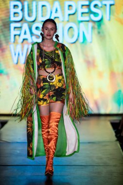 Macaristan Budapeşte. 21 Eylül 2024: Budapeşte Moda Haftası. Bayan Ilona Szabo Koleksiyonu. Cesurca ve çok seçkin bir moda tasarımı..