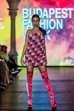 Macaristan Budapeşte. 21 Eylül 2024: Budapeşte Moda Haftası. Bayan Ilona Szabo Koleksiyonu. Cesurca ve çok seçkin bir moda tasarımı..