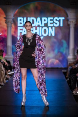 Macaristan Budapeşte. 21 Eylül 2024: Budapeşte Moda Haftası. Bayan Ilona Szabo Koleksiyonu. Cesurca ve çok seçkin bir moda tasarımı..