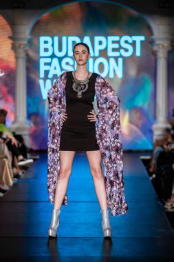Macaristan Budapeşte. 21 Eylül 2024: Budapeşte Moda Haftası. Bayan Ilona Szabo Koleksiyonu. Cesurca ve çok seçkin bir moda tasarımı..
