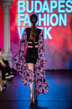 Macaristan Budapeşte. 21 Eylül 2024: Budapeşte Moda Haftası. Bayan Ilona Szabo Koleksiyonu. Cesurca ve çok seçkin bir moda tasarımı..
