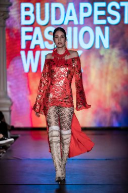 Macaristan Budapeşte. 21 Eylül 2024: Budapeşte Moda Haftası. Bayan Ilona Szabo Koleksiyonu. Cesurca ve çok seçkin bir moda tasarımı..