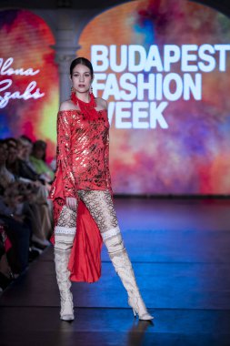 Macaristan Budapeşte. 21 Eylül 2024: Budapeşte Moda Haftası. Bayan Ilona Szabo Koleksiyonu. Cesurca ve çok seçkin bir moda tasarımı..