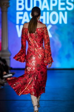 Macaristan Budapeşte. 21 Eylül 2024: Budapeşte Moda Haftası. Bayan Ilona Szabo Koleksiyonu. Cesurca ve çok seçkin bir moda tasarımı..