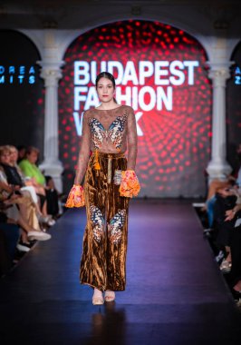 Macaristan Budapeşte 20 Eylül 2024: Budapeşte Moda Haftası. Bayan Andrea Zimits Koleksiyonu. Cesurca ve dikkat çekici bir moda tasarımı.