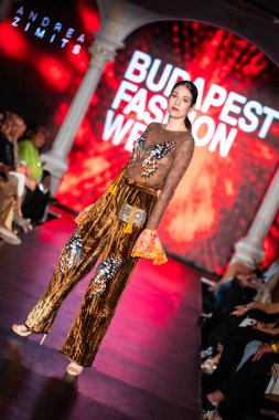 Macaristan Budapeşte 20 Eylül 2024: Budapeşte Moda Haftası. Bayan Andrea Zimits Koleksiyonu. Cesurca ve dikkat çekici bir moda tasarımı.