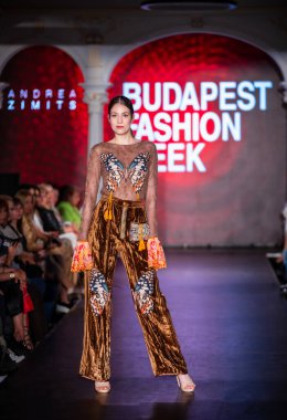 Macaristan Budapeşte 20 Eylül 2024: Budapeşte Moda Haftası. Bayan Andrea Zimits Koleksiyonu. Cesurca ve dikkat çekici bir moda tasarımı.