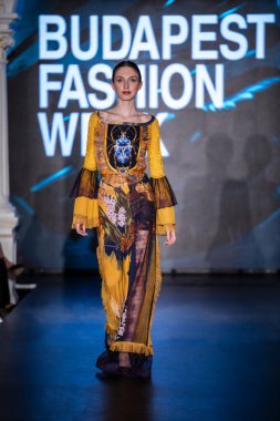 Macaristan Budapeşte 20 Eylül 2024: Budapeşte Moda Haftası. Bayan Andrea Zimits Koleksiyonu. Cesurca ve dikkat çekici bir moda tasarımı.