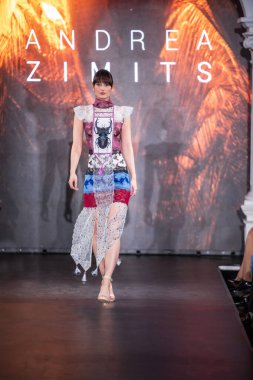 Macaristan Budapeşte 20 Eylül 2024: Budapeşte Moda Haftası. Bayan Andrea Zimits Koleksiyonu. Cesurca ve dikkat çekici bir moda tasarımı.