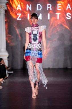 Macaristan Budapeşte 20 Eylül 2024: Budapeşte Moda Haftası. Bayan Andrea Zimits Koleksiyonu. Cesurca ve dikkat çekici bir moda tasarımı.