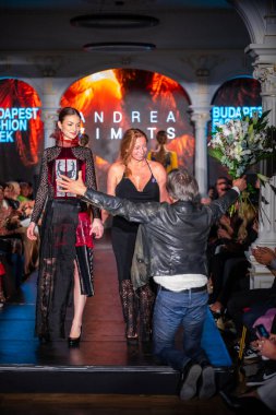 Macaristan Budapeşte 20 Eylül 2024: Budapeşte Moda Haftası. Bayan Andrea Zimits Koleksiyonu. Cesurca ve dikkat çekici bir moda tasarımı.